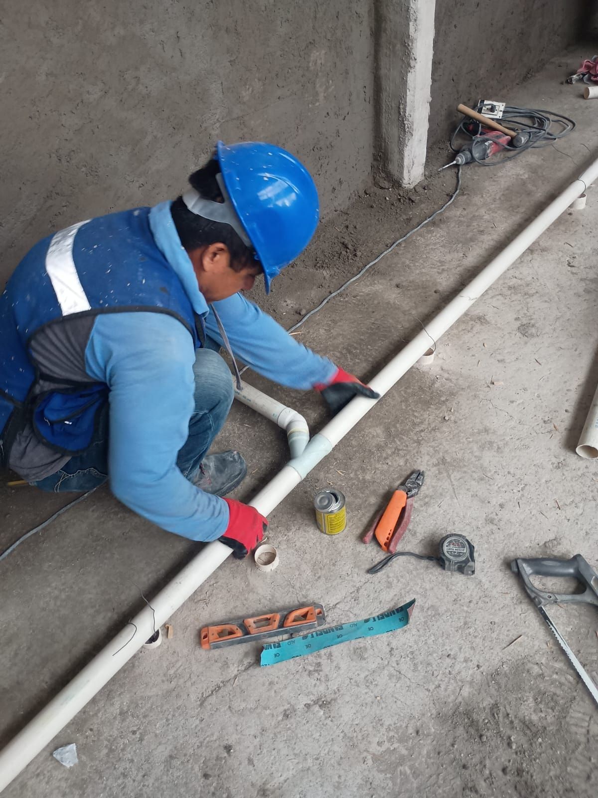 Personal técnico de PERSA instalando tuberías sanitarias de PVC en firme para las unidades dentales