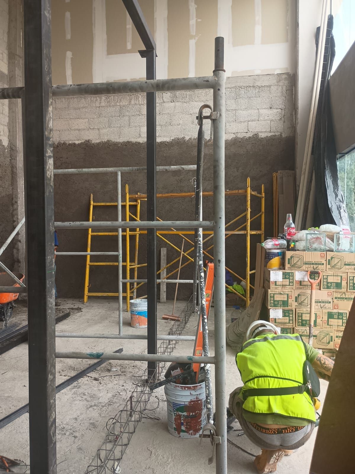 Obra civil pesada: aplanados de muros de block, armado de acero para dalas y columnas de acero PTR