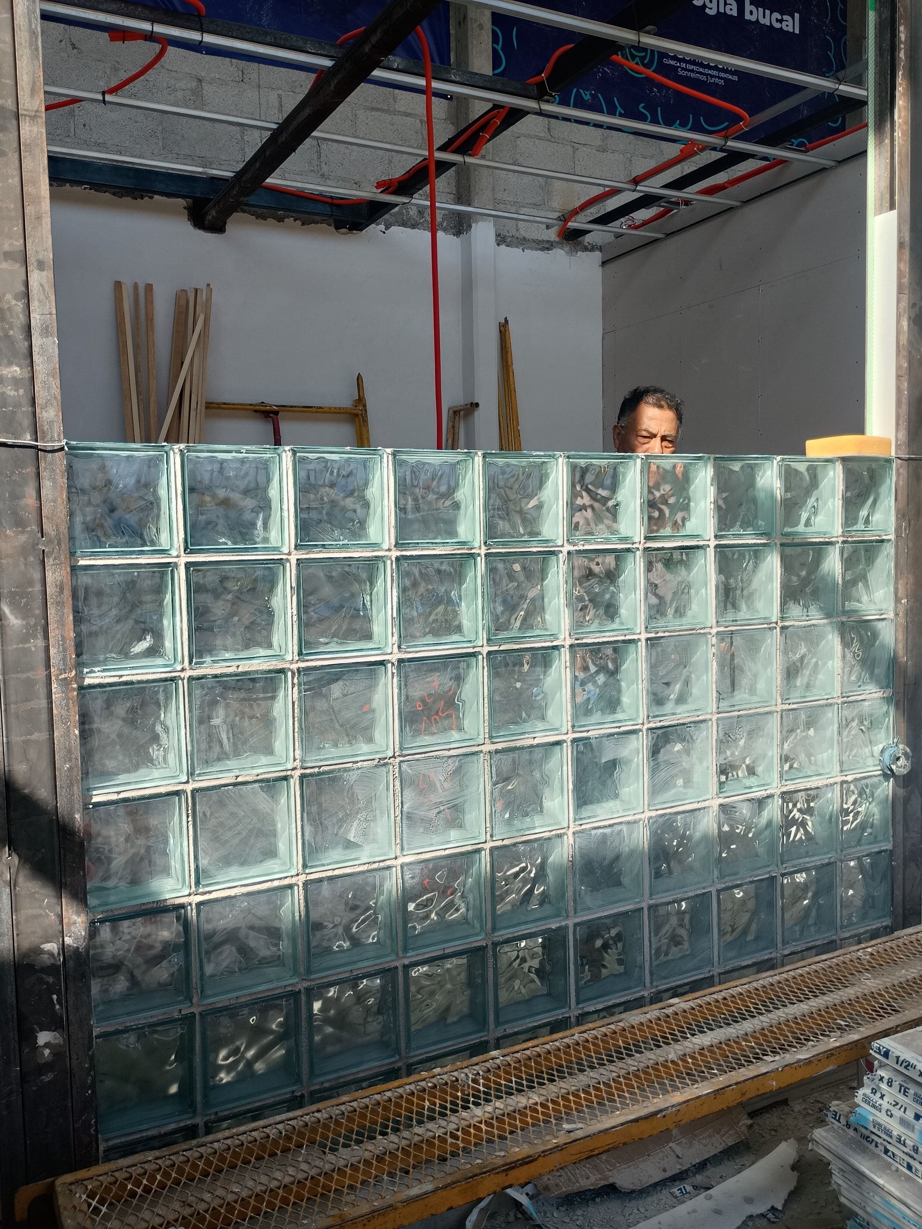 Muro de vitroblock a altura completa permitiendo el paso de luz natural hacia los cubículos