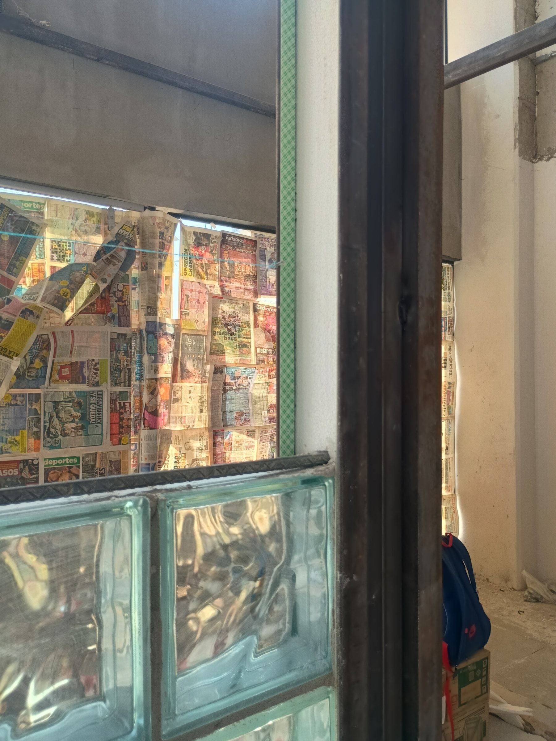 Detalle de dintel metálico y remate superior del muro de vitroblock con protecciones