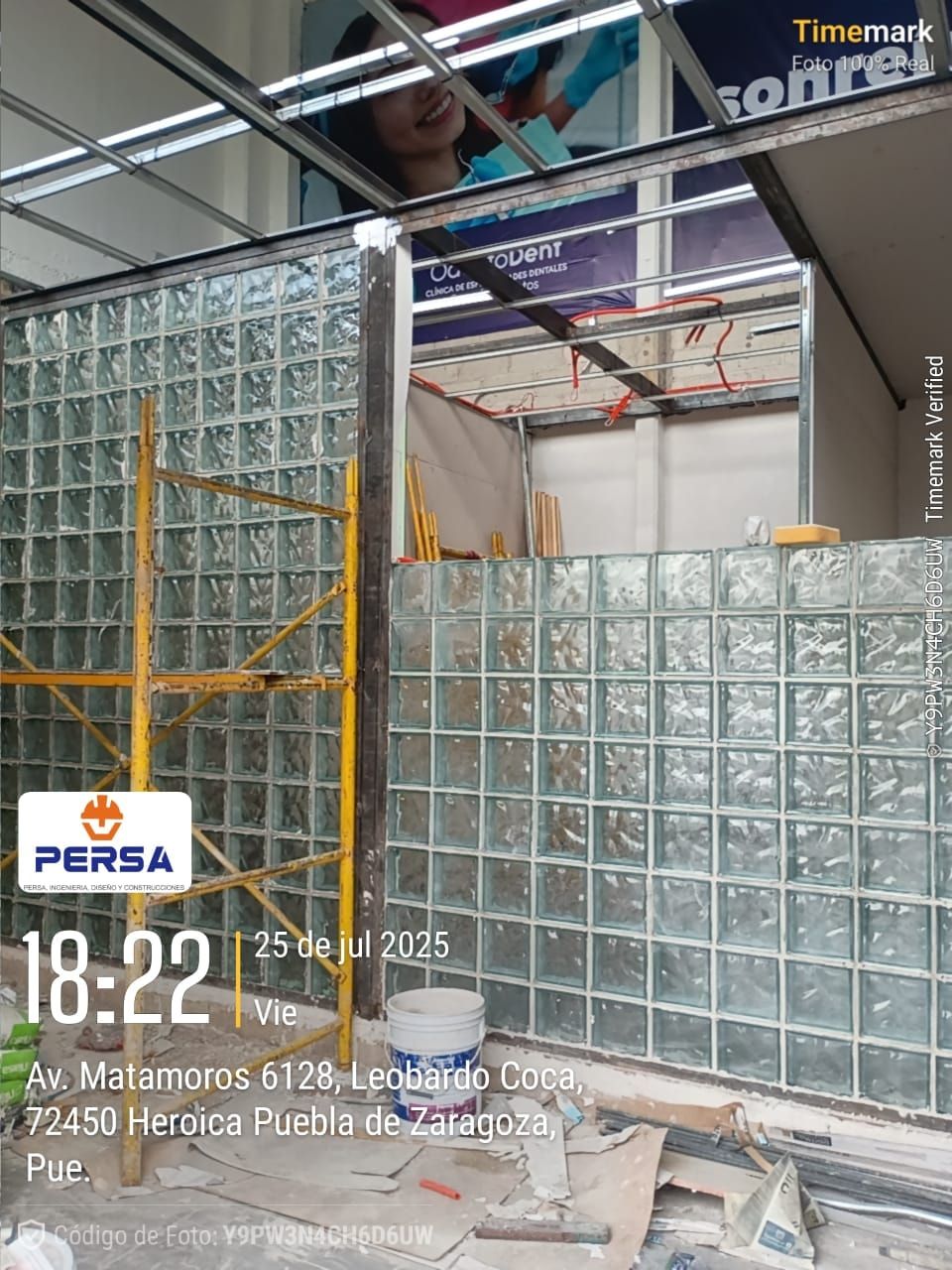 Muro de vitroblock integrado con la sala de espera y cancelería exterior