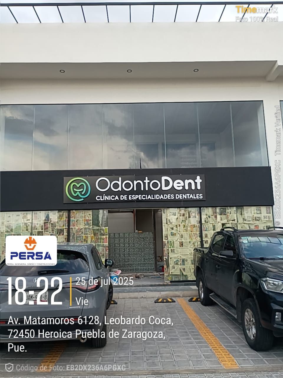 Fachada comercial en proceso con letrero de OdontoDent en Plaza Lea y ventanales protegidos